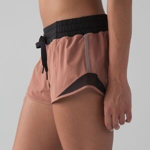 Lululemon Hotty Hot‎ Short (2 1/2"), Size 8